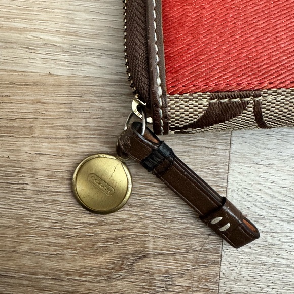 Essential Small Zip Around Card Case In Signature Canvas - Picture 3 of 9